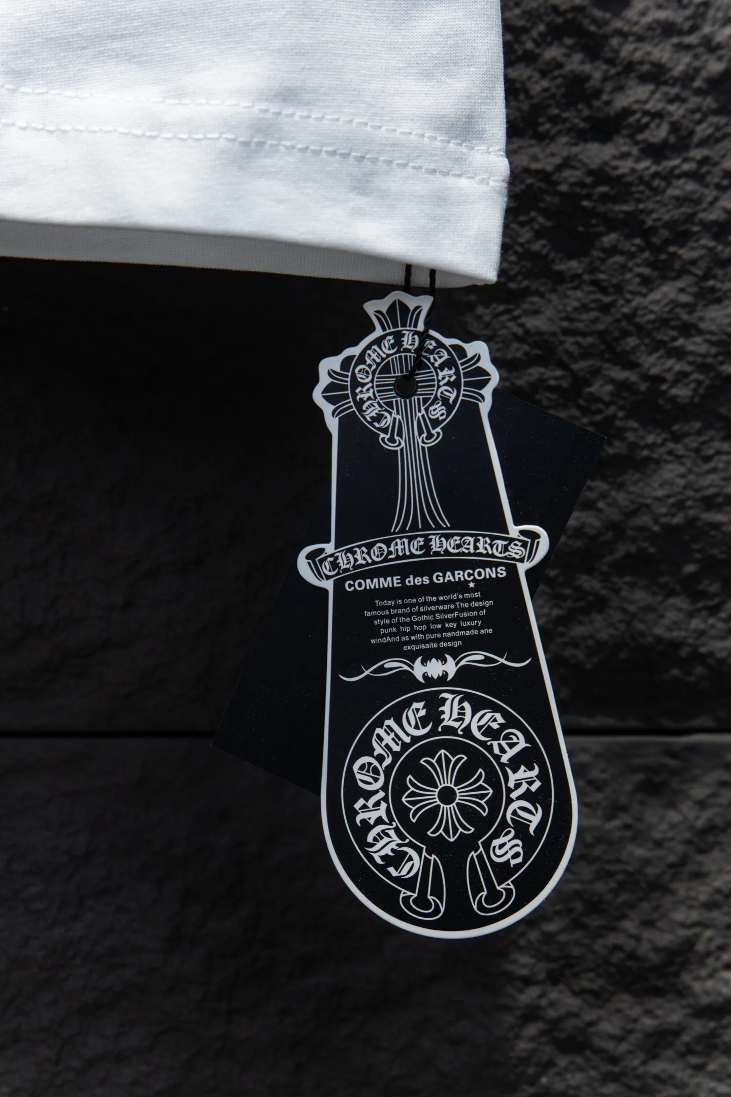 🅿️200 Style number: 7254# 🆕Chrome hearts 25ss os version is really charming. Chrome hearts are really unique. Every season’s new version is the best. It is very practical and can be worn casually✔️ - ⚠️100% cotton. Made of 32 double yarns and 260 grams of fabric. Made of imported knitting needle carded cotton, the thickness is moderate, drapey and contoured, making the upper body comfortable! ! It is very tolerant to fat body types and can instantly lose five pounds after wearing it!  Specially ordered many Austrian hot diamonds, which have the bling bling effect of natural crystals under the light, with multi-faceted reflective points, and the production cost is extremely high. The laser molding includes a computer engraving machine and a laser machine, which are accurate in granular units. Finally, it is hot and set at high temperature. After the hot stamping, the firmness needs to be tested repeatedly on the hot stamping. It can show colorful reflections under the light. The collar webbing extends to the shoulders for reinforcement, and the stitching at the joints. The hem and cuffs are all made of 0.2mm stitch double-thread stitching. They are carefully produced at a high cost. The attitude of making goods with a magnifying glass restores the quality and effect of the product. The full set of customized accessories only presents every detail to the customer. Printing is done using film printing. 50,000 positioning is very time-consuming. The body is treated with silicone elements, which greatly increases the interest of the clothing; unique visual effects. After special treatment, a unique effect is formed. An irregular hem is added to the version. This year's Kroxin is the main version. In the past two years, the oversize version has become the focus of the trend and has been a popular staple in the past two years. The change of designers has made this brand an instant hit. The progressive fashion of the times also needs the blood impact of fresh elements and trendy designs in order to continue its glory! It’s stylish both inside and outside, a must-have for high street travel! An absolute "eye-catching style" that can match couples 💏 Color: Black White Size: S M L XL